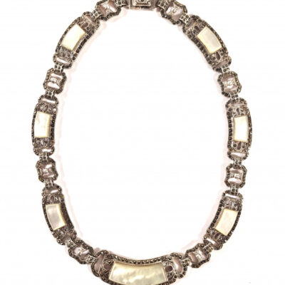 Stříbrný náhrdelník s markazity a perletí